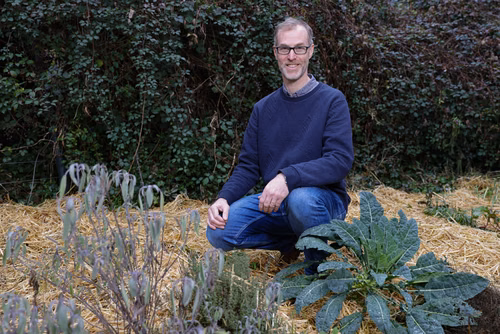 This spring, EPFL chaplain Alexandre Mayor is urging members of the School community to go on a consumer detox and experience the joy that comes from embracing degrowth as a path to personal discovery.
