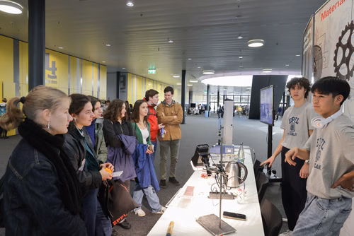 Un événement d’envergure pour préparer son avenir. Comme chaque année, l’EPFL, via son Service de promotion de l’éducation et en collaboration avec ses facultés, se réjouit d'accueillir les gymnasiennes et gymnasiens sur son campus. L’École propose de venir découvrir ses filières de formation, sa communauté estudiantine, son corps enseignant, ses équipes de recherche, les divers services dédiés aux étudiantes et étudiants débutant à l’EPFL, ainsi que les multiples associations chargées d’animer la vie socia
