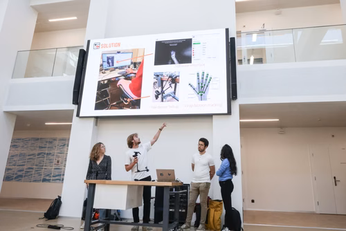 Durant le cours intitulé « Assistive Technology Challenge », des étudiants de l’EPFL ont développé des solutions personnalisées pour des patients atteints de handicap moteur.