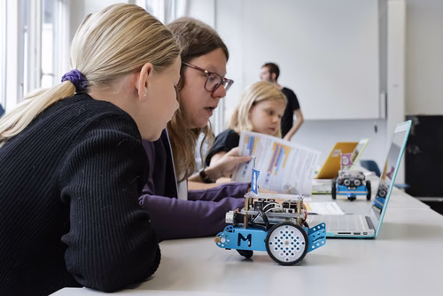 Le Meet up national annuel du Coding club des filles sur le campus de l’EPFL Service de promotion des sciences SPS 