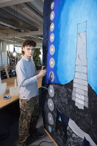 Eliott Atom Croubalian incarne une rare combinaison de créativité et de rigueur scientifique. L’architecture lui a permis d’allier les deux pôles, et sa bourse d'excellence Bachelor l’a mis dans les conditions parfaites pour trouver un équilibre dans ce cursus exigeant et multidisciplinaire qui semble parfaitement lui convenir.