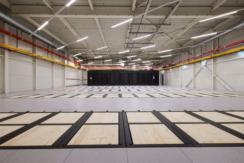 Après 3 ans de travaux, l’EPFL inaugure aujourd’hui sa nouvelle centrale thermique qui permet au campus lausannois de se chauffer et de se refroidir intégralement avec l’eau du lac et en exploitant la chaleur dégagée par son centre de données. Pour l’École, il s’agit d’une étape majeure en vue d’atteindre la neutralité carbone.