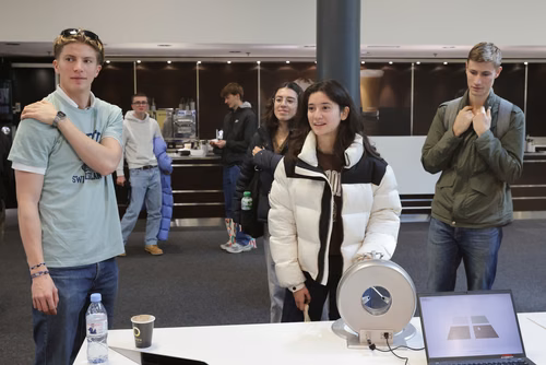Un événement d’envergure pour préparer son avenir. Comme chaque année, l’EPFL, via son Service de promotion de l’éducation et en collaboration avec ses facultés, se réjouit d'accueillir les gymnasiennes et gymnasiens sur son campus. L’École propose de venir découvrir ses filières de formation, sa communauté estudiantine, son corps enseignant, ses équipes de recherche, les divers services dédiés aux étudiantes et étudiants débutant à l’EPFL, ainsi que les multiples associations chargées d’animer la vie socia
