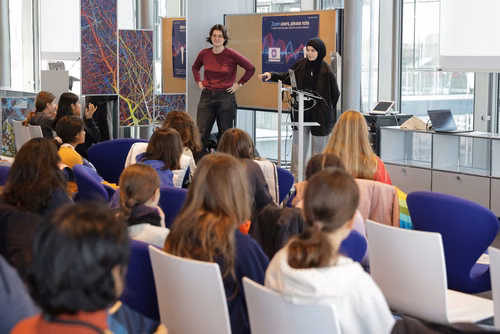 Atelier robotique pour les filles Campus Biotech, remise des attestations