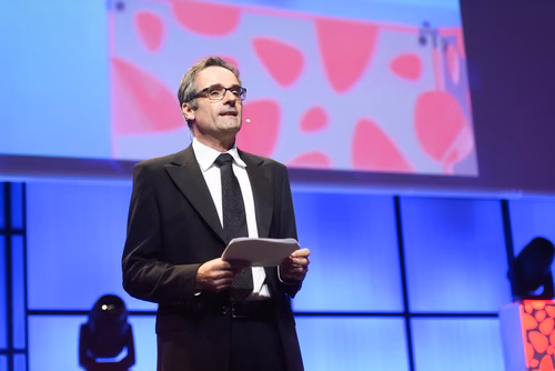  La traditionnelle cérémonie de la Magistrale a mis les diplômés 2018 à l'honneur. Ils l'attendaient depuis cinq ans: ce samedi était enfin le jour de la remise des diplômes de Master de l'EPFL pour 1043 étudiants. Cet événement a réuni 3000 personnes au STCC, dont les étudiants et leur famille, leurs professeurs et de nombreux invités, parmi lesquels le Conseiller fédéral Guy Parmelin.