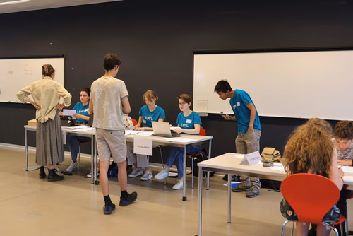 Le concours Alkindi-suisse est une compétition de cryptographie qui a lieu chaque année et ouverte aux classes de 9e, 10e et 11e secondaires. Il est organisé par l’EPFL, les associations Animath et France-ioi. La participation est entièrement gratuite.