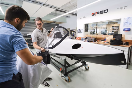 L’équipe SP80 vient d’accrocher pour la première fois un kite à son bateau, une nouvelle étape vers la tentative de battre le record du monde de vitesse à la voile et d’atteindre 150km/h à la seule force du vent. Un projet qui rassemble depuis cinq ans alumni, étudiantes et étudiants de l’EPFL.