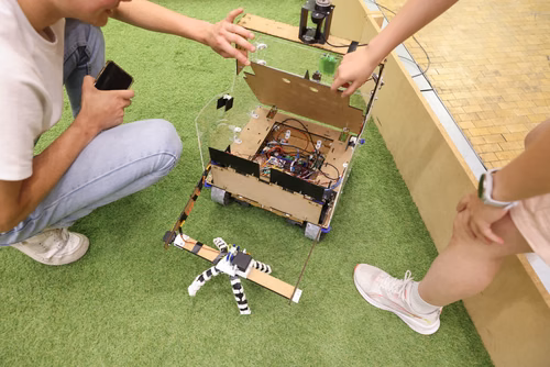 Quatre équipes de trois étudiants ont travaillé pendant un semestre pour concevoir et construire un robot de A à Z. Lors de la compétition, chacun des robots aura 10 minutes pour récolter le plus grand nombre de bouteilles vides et les ramener à la station de recyclage.