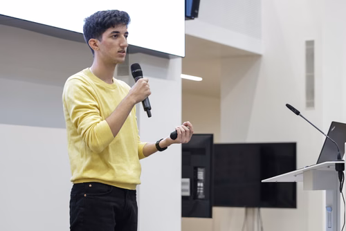 After two months of conducting research in an EPFL laboratory, the interns will present their research projects in the form of a poster or a short oral presentation (My research in 180 sec) to a selected audience including professors, donors, organizers as well as the cohort of interns.