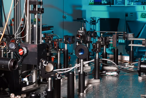 Des scientifiques ont contrôlé la façon dont les excitons, ces quasi-particules qui pourraient transporter les informations dans les appareils électroniques et remplacer les électrons, se repoussent entre eux. Ils ont appliqué un champ électrique sur une structure en matériaux semi-conducteurs en 2 dimensions.