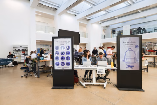 Fix N’Replace est un événement en collaboration avec les apprentis et formateurs l’école technique des métiers de Lausanne et le UP Fashion Lab de Unipoly dans le but de promouvoir la réparation des objets du quotidien. Les étudiants et collaborateurs peuvent amener leurs objets et habits défectueux et les faire réparer gratuitement !