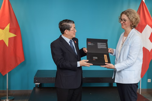 Visite d'une délégation du gouvernement vietnamien le 29 juillet 2025 à l'EPFL. Parmi le groupe, S.E. M. Le Thanh Long, Vice-premier ministre, et S.E. M. Nguyen Duc Hai, Vice-Président de l’Assemblée nationale, ainsi que des représentants de ministères clés et d’institutions nationales. La délégation a été accueillie par Ambrogio Fasoli, Vice-président pour les Affaires Académiques de l’EPFL, par Antoine Jourdan, directeur de SIP West EPFL et par Gillian Olivieri, directrice adjointe des Affaires internatio