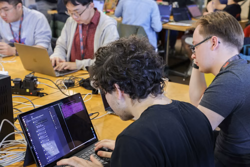 Capture The Flag (capture du drapeau) ou CTF est une compétition de cybersécurité dont le but est de faire de l’ingénierie inverse, de décrypter et de pirater des systèmes informatiques pour capturer des drapeaux et gagner des points pour son équipe. Final