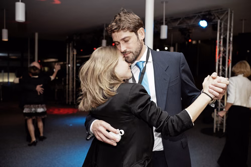 La première édition du gala EPFL Alumni a réuni près de 650 diplômé.es au Rolex Learning Center. Ils ont pu participer à une soirée festive et entendre le Prof. Patrick Aebischer – Président de l’EPFL jusqu’à fin 2016 – et le Prof. Martin Vetterli – Président de l’EPFL dès 2017 – échanger sur la transmission de Présidence.