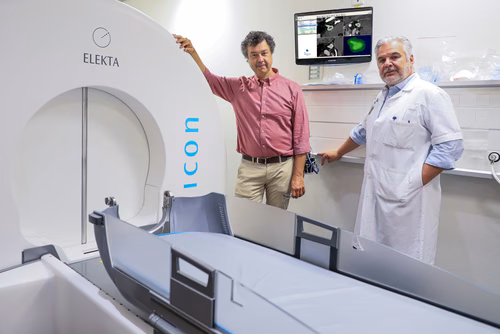 L’EPFL et la start-up Intuitive Therapeutics ont développé un outil permettant de planifier un traitement optimal de radiochirurgie par Gamma-Knife. Depuis juillet, les premiers patients en bénéficient au CHUV. Jean-Philippe Thiran (EPFL) et  Marc Levivier (CHUV)