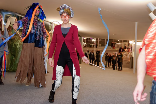 Parade - an artistic performance by Emmanuelle Antille, More than 70 shimmering costumes will be paraded by musicians, dancers, singers and extras. The parade will take place in silence through the hallways of the Rolex Learning Center and then finish to the sound of tambourines and music in the Forum.
