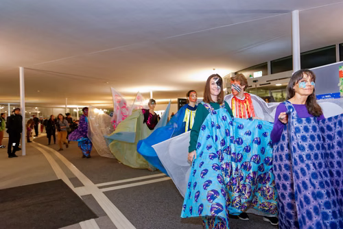 Parade - an artistic performance by Emmanuelle Antille, More than 70 shimmering costumes will be paraded by musicians, dancers, singers and extras. The parade will take place in silence through the hallways of the Rolex Learning Center and then finish to the sound of tambourines and music in the Forum.